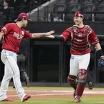 　６回のピンチを切り抜け、タッチを交わす楽天・柴田（左）と伊藤光＝エスコンフィールド