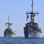 日本の近海で、機雷除去の訓練のため展開する米軍掃海艦「チーフ」（左）と「パイオニア」＝２０２０年４月（米軍提供・共同）