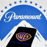 　ワーナー・ブラザース・ディスカバリー（手前）とパラマウント・スカイダンスのロゴ（ゲッティ＝共同）