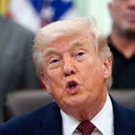 ホワイトハウスで話すトランプ米大統領＝１８日（ロイター＝共同）