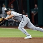 　ダイヤモンドバックス戦の４回、デルカスティーヨのゴロを好捕するホワイトソックス一塁手の村上＝フェニックス（共同）