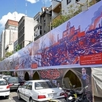 　広島への原爆投下をモチーフにしたとみられる横断幕＝２１日、テヘラン（共同）