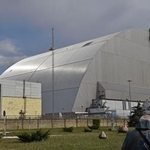 　チョルノービリ原発を覆うシェルター＝２３日、ウクライナ北部（共同）
