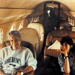 　米司法省が２０２５年１２月に開示した富豪エプスタイン氏（左）の写真（米司法省提供、ロイター＝共同）