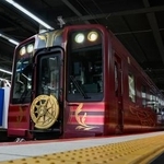 　南海電鉄が運行を開始した観光列車「ＧＲＡＮ天空」＝２４日午前、大阪市の南海電鉄難波駅