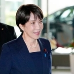 　首相官邸に入る高市首相＝２４日午前