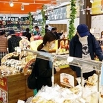 　「ロビン・フッド」の１号店の店内＝２４日午前、愛知県あま市