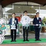 　「ロビン・フッド」の１号店開店を記念した式典＝２４日午前、愛知県あま市