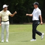 　チューリッヒ・クラシック第１ラウンド、１０番でウィリアム・マウと拳を突き合わせる金谷拓実＝２３日、ルイジアナ州エーボンデール（ゲッティ＝共同）