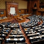 　パスポートの申請手数料を引き下げるための改正旅券法が全会一致で可決、成立した参院本会議＝２４日午前