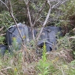 　岡山県吉備中央町の山中に放置された活性炭入りフレコンバッグ（同町の住民団体提供）