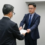 　岡山県公害審査会に公害調停を申請する「満栄工業」の関係者＝２４日午前、岡山県庁