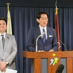 　記者会見する自民党の小林政調会長（右）＝２４日午前、東京・永田町の党本部