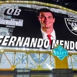 　ドラフト会場の大画面に表示された、レイダーズが全体１位指名のインディアナ大ＱＢフェルナンド・メンドーサ＝２３日、ピッツバーグ（ロイター＝共同）