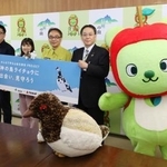 　ニホンライチョウの保護に向け、連携協定を結んだ長野県、環境省、ヤマップの関係者ら＝２４日午前、長野県庁