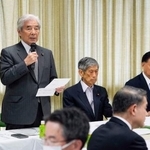 　自民党の憲法改正実現本部会合であいさつする中曽根弘文本部長。右奥は新藤義孝氏＝２４日午後、東京・永田町の党本部