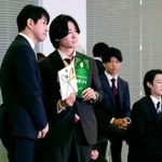 　表彰を受けるスノーボード男子ハーフパイプの戸塚優斗（手前右）＝２４日、東京都内