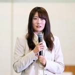 　表彰後、質問に応えるスノーボード女子の村瀬心椛＝２４日、東京都内