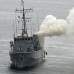 　福岡県宗像市沖で火災を起こした海上自衛隊の掃海艇「うくしま」＝２０２４年１１月