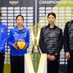 　バレーボールの大同生命ＳＶリーグ女子プレーオフ決勝を前に、記者会見に臨んだ（左から）ＳＡＧＡ久光の中田監督、栄主将、大阪Ｍの田中主将、酒井監督＝２４日、横浜ＢＵＮＴＡＩ