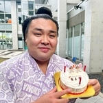 　３０歳の誕生日を迎え、報道陣から贈られたケーキを手に笑顔の霧島＝２４日、さいたま市