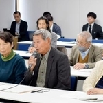 　熊本県の担当者と面会する水俣病患者認定を巡る訴訟の佐藤英樹原告団長（中央）ら＝２４日午後、熊本県庁