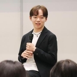 　トークショーに登壇したフィギュアスケート男子の鍵山優真＝２４日、東京都内