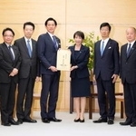 　自民党の小林政調会長（中央左）から中東情勢悪化を受けた党の提言を受け取る高市首相（同右）＝２４日午後、首相官邸