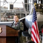 　式典であいさつする米軍第３５戦闘航空団司令官ポール・デイビッドソン大佐＝２４日午前、青森県三沢市