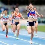 　女子１５００メートル決勝　ゴールに向かう木田美緒莉。４分１９秒１４の大会新で優勝した＝レモンガススタジアム平塚