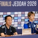 　決勝のアルアハリ戦を前に記者会見する町田・黒田監督。右は藤尾＝２４日、ジッダ（共同）