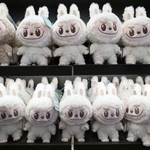 　ポップマートの店舗に並ぶ「ラブブ」のぬいぐるみ＝２０２５年５月、北京（共同）