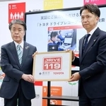 　トヨタ自動車と連携した実証実験についての記者発表会に登壇した、愛知県豊田市の太田稔彦市長（左）ら＝２４日午前、豊田市役所