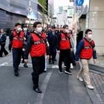 　東京・歌舞伎町の「トー横」周辺をパトロールする警視庁の捜査員ら＝２４日午後