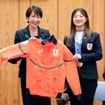 　フィギュアスケート女子の坂本花織（右）からサイン入りのウエアを贈られ笑顔の高市首相＝２４日午後、首相官邸