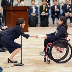 　高市首相（左）から記念品を贈られるパラリンピック・アルペンスキー女子の村岡桃佳＝２４日午後、首相官邸