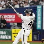 　７回オリックス２死二塁、シーモアが右越えに２ランを放つ＝京セラドーム