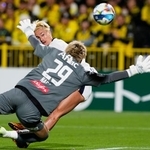 　柏-鹿島　前半終了間際、先制ゴールを決める鹿島・鈴木（奥）＝三協Ｆ柏