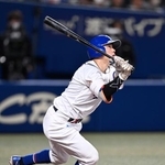 　９回中日１死二、三塁、村松が右越えにサヨナラ３ランを放つ＝バンテリンドーム