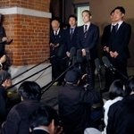 　学校法人同志社の現地調査を終え、取材に応じる文科省の担当者＝２４日夜、京都市