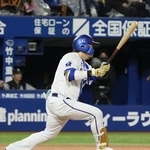 　１１回ＤｅＮＡ１死一、二塁、戸柱が中越えにサヨナラ二塁打を放つ＝横浜