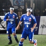 　ブラインドサッカー男子のアジア選手権準決勝でプレーする日本の平林（右）＝大阪市北区