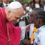 　アンゴラの首都ルアンダの教会に到着したローマ教皇レオ１４世＝２０日（ＡＰ＝共同）