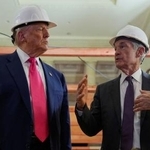 　トランプ米大統領（左）とパウエルＦＲＢ議長＝２０２５年７月、ワシントン（ロイター＝共同）