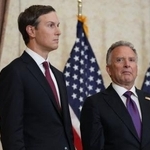 　記者会見に参加したトランプ米大統領の娘婿クシュナー氏（左）とウィットコフ和平交渉担当特使＝１２日、パキスタン・イスラマバード（ロイター＝共同）