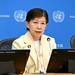 　２４日、ニューヨークの国連本部で記者会見する中満泉事務次長（共同）