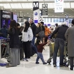 　ゴールデンウイークが始まり、混雑する成田空港の国際線出発ロビー付近＝２５日午前