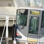 　尼崎ＪＲ脱線事故から２１年、走行する電車内で事故現場に向かって一礼する乗務員＝２５日午前６時２７分、兵庫県尼崎市