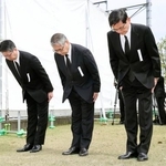 　尼崎ＪＲ脱線事故から２１年となり、事故発生時刻に合わせて黙とうするＪＲ西日本の倉坂昇治社長（中央）ら＝２５日午前９時１８分、兵庫県尼崎市（代表撮影）