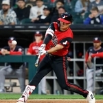 　ナショナルズ戦の４回、１１号ソロを放つホワイトソックス・村上＝シカゴ（共同）